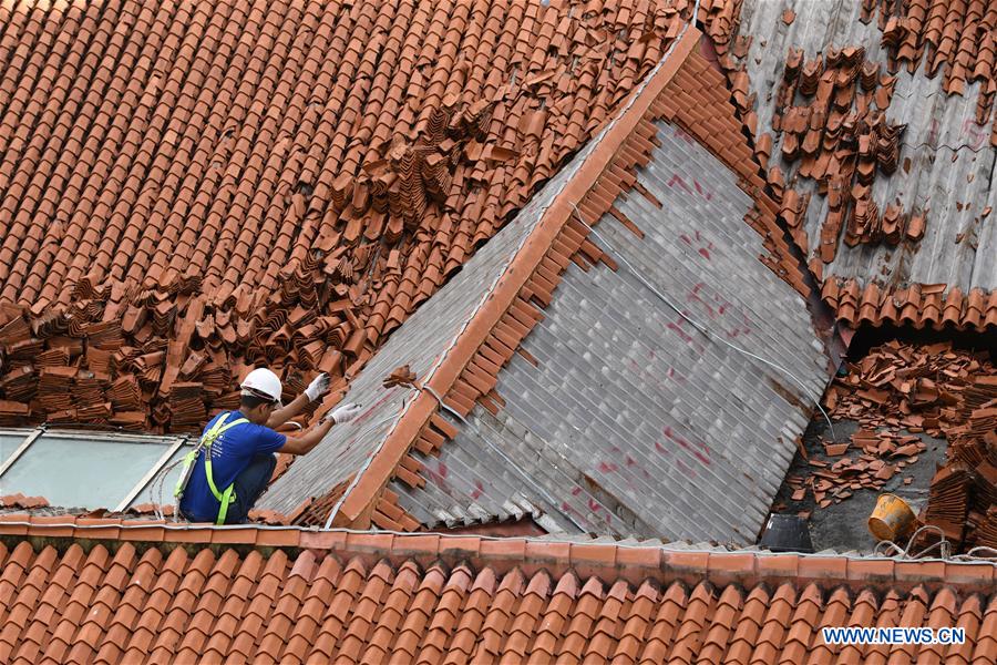 SINGAPORE-DAILY LIFE-ROOF TILING