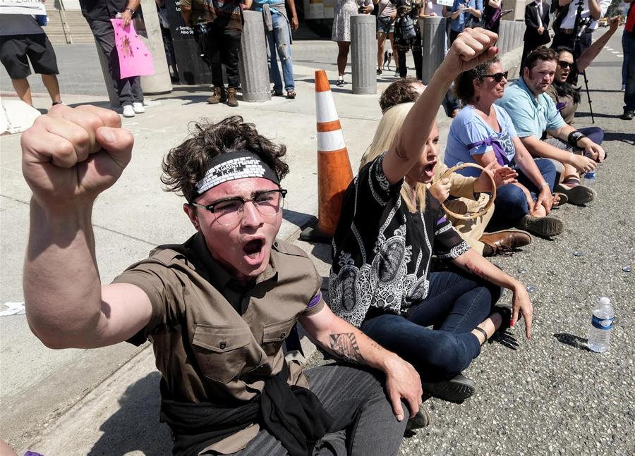 U.S.-LOS ANGELES-IMMIGRATION POLICY-PROTESTERS-ARREST