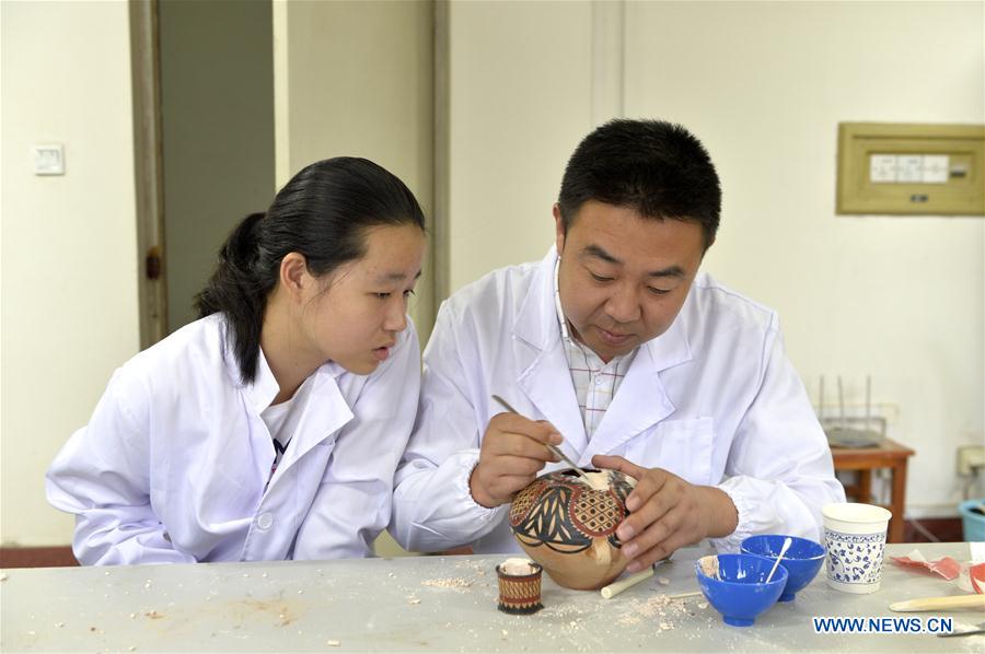 CHINA-LANZHOU-CULTURE RELICS-RESTORATION-CHILDREN (CN)