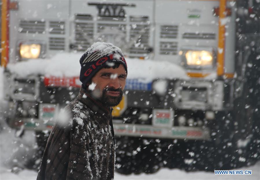 KASHMIR-SRINAGAR-SNOWFALL