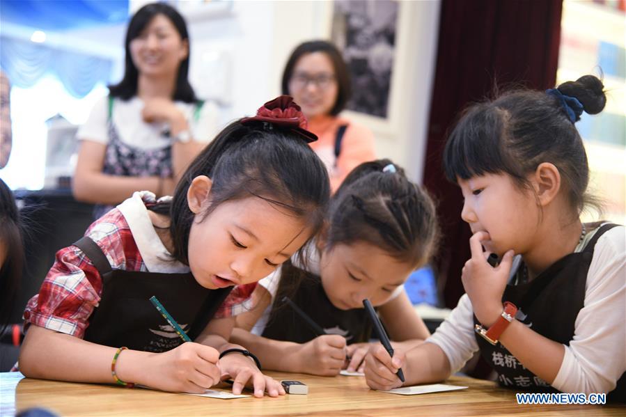 CHINA-QINGDAO-BOOKSTORE-VOLUNTEERS (CN)