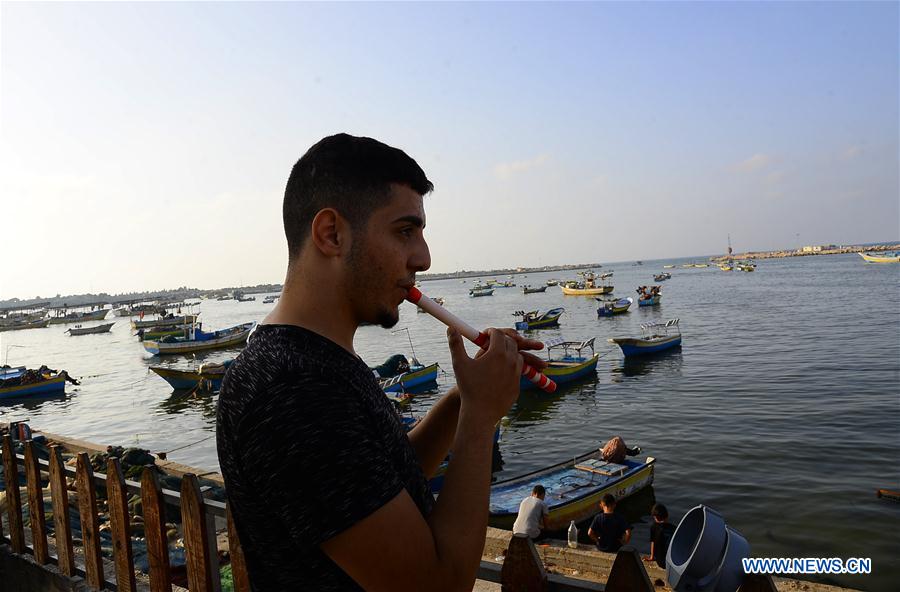 MIDEAST-GAZA-DISABLED MAN-CRUTCH-FLUTE