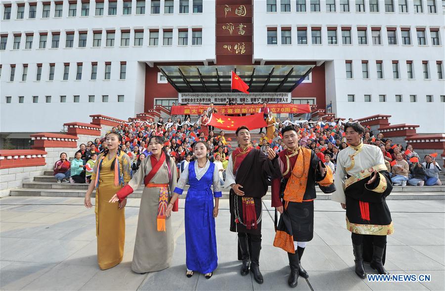 CHINA-TIBET-LHASA-UNIVERSITY STUDENTS-PERFORMANCE (CN)