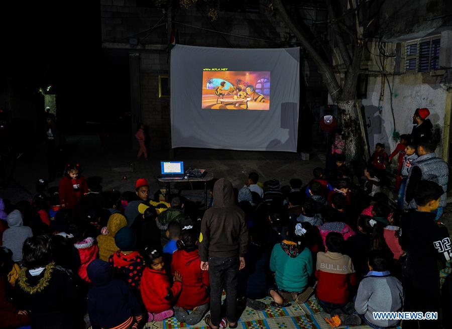 MIDEAST-GAZA-MOBILE CINEMA-CHILDREN-REFUGEE CAMPS