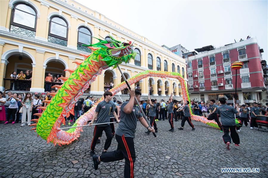 CHINA-MACAO-DRAGON-LION-DANCE-PARADE (CN)