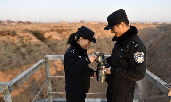 Xinhua Headlines: Guarding a 36-km railway line with love