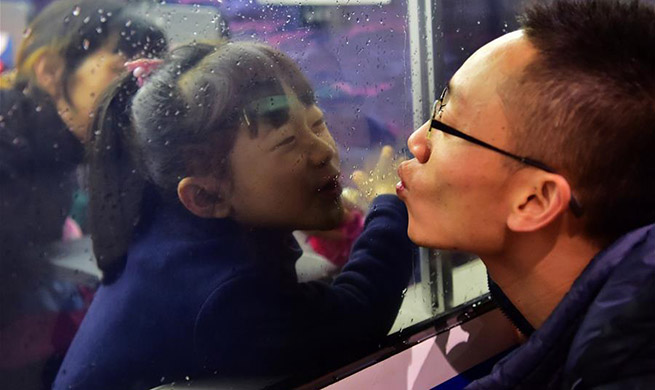 In pics: memorable moments at train platforms during Spring Festival travel rush