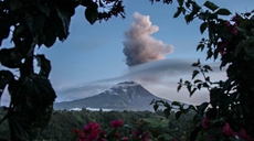 錫納朋火山：電光火石