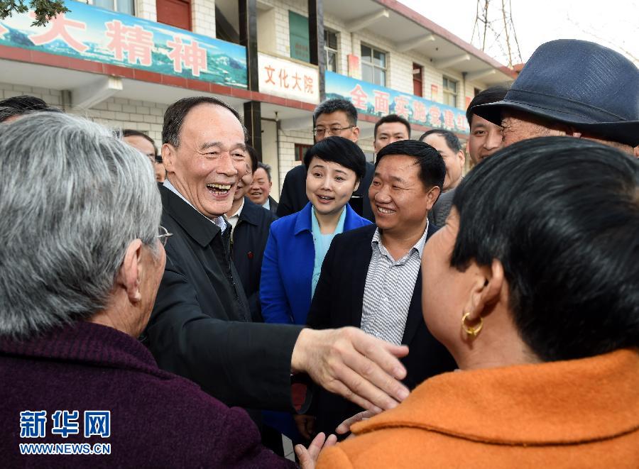 3月27日至28日，中共中央政治局常委、中央紀(jì)委書記王岐山到河南省調(diào)研，并主持召開座談會(huì)。這是3月27日王岐山在河南林州姚村鎮(zhèn)馮家口村同村民親切交談。 新華社記者 饒愛民 攝