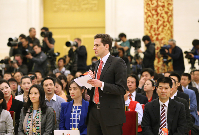 3月15日，國務院總理李克強在北京人民大會堂與中外記者見面，并回答記者提問。這是一位記者在提問。 新華社記者 劉衛(wèi)兵攝