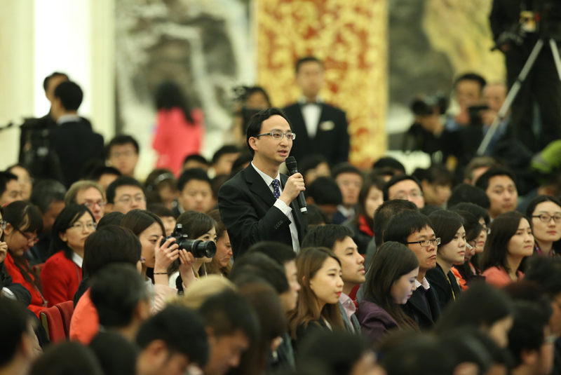 3月15日，國務院總理李克強在北京人民大會堂與中外記者見面，并回答記者提問。這是一位記者在提問。 新華社記者 龐興雷 攝