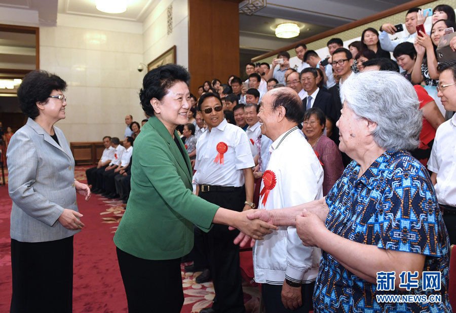 6月16日，中共中央政治局委員、國務院副總理劉延東在北京看望出席中國人口福利基金會成立30周年座談會的歷屆“中華人口獎”獲獎者代表。新華社記者 饒愛民 攝