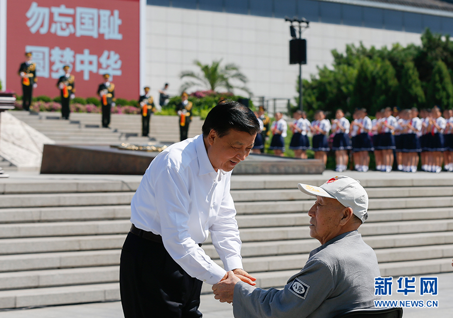 7月7日，紀(jì)念全民族抗戰(zhàn)爆發(fā)80周年儀式在中國(guó)人民抗日戰(zhàn)爭(zhēng)紀(jì)念館舉行。中共中央政治局常委、中央書記處書記劉云山出席儀式并講話。這是儀式開始前，劉云山與老八路代表握手。新華社記者崔新鈺攝