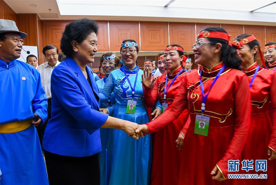 8月9日，中共中央政治局委員、國(guó)務(wù)院副總理、中央代表團(tuán)副團(tuán)長(zhǎng)劉延?xùn)|率中央代表團(tuán)二分團(tuán)到赤峰看望慰問(wèn)各族干部群眾。這是劉延?xùn)|在赤峰市群眾藝術(shù)館和群眾親切交談。新華社記者 連振 攝