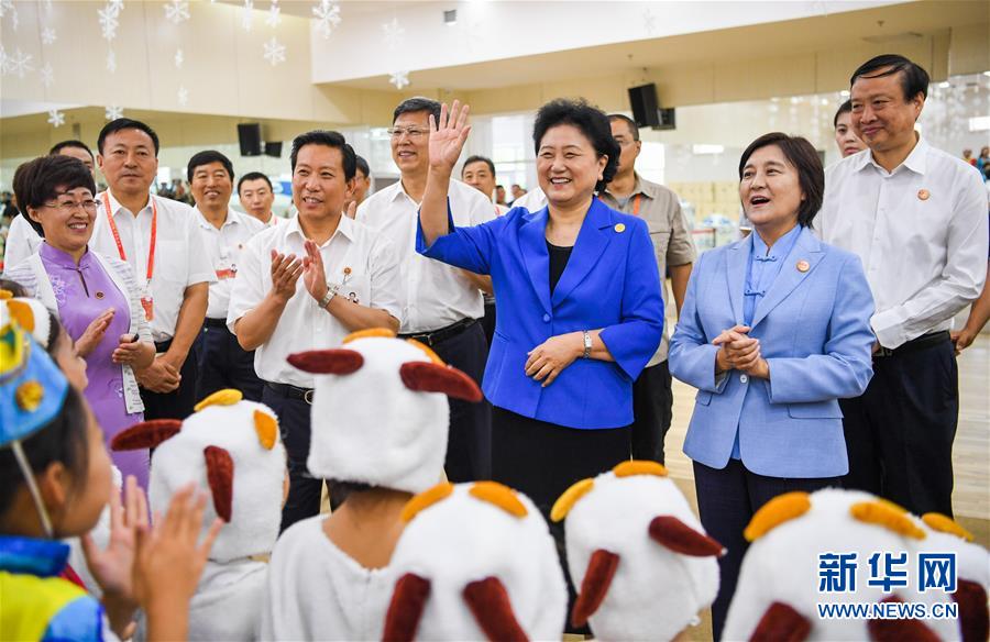 8月9日，中共中央政治局委員、國(guó)務(wù)院副總理、中央代表團(tuán)副團(tuán)長(zhǎng)劉延?xùn)|率中央代表團(tuán)二分團(tuán)到赤峰看望慰問(wèn)各族干部群眾。這是劉延?xùn)|在赤峰市青少年宮與青少年熱烈互動(dòng)。新華社記者 連振 攝