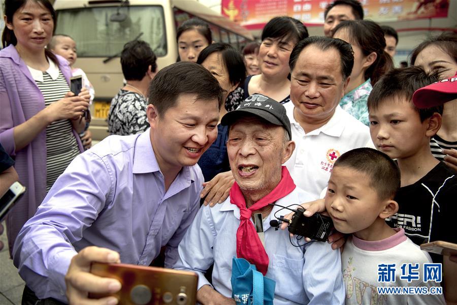 （圖片故事）（4）“希望老人”的第100次老區(qū)助學之旅