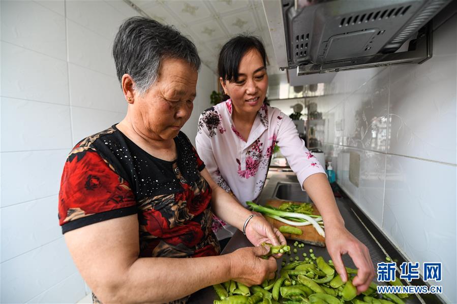 （在習(xí)近平新時(shí)代中國特色社會(huì)主義思想指引下——新時(shí)代新作為新篇章·總書記關(guān)心的百姓身邊事·圖文互動(dòng)）（4）棚改的溫暖：1億多人“出棚進(jìn)樓”