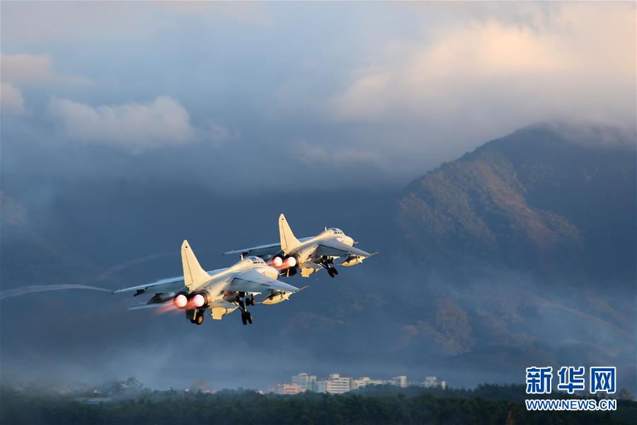 （新華全媒頭條·圖文互動(dòng)）（2）沿著中國(guó)特色強(qiáng)軍之路闊步前進(jìn)——黨中央、中央軍委領(lǐng)導(dǎo)推進(jìn)國(guó)防和軍隊(duì)建設(shè)70年紀(jì)實(shí)