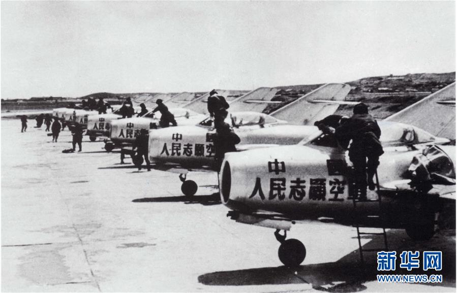 （新華全媒頭條·人民空軍70年·圖文互動(dòng)）（3）陽(yáng)光照耀奮飛的航程——黨中央、中央軍委和習(xí)主席關(guān)心人民空軍建設(shè)發(fā)展紀(jì)實(shí)