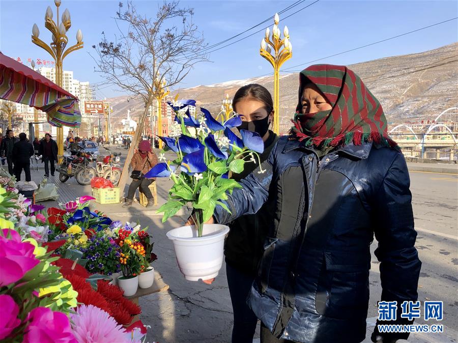 （新春走基層·圖文互動）（2）“只要備好年貨，新的一年就可以風(fēng)調(diào)雨順”——臘月藏區(qū)年貨市場見聞