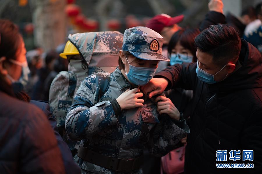 （新型肺炎疫情防控·圖文互動）（1）除夕夜，他們這樣出征——空軍軍醫(yī)大學醫(yī)療隊出征武漢疫區(qū)見聞