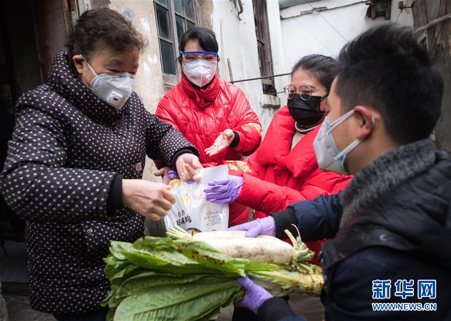 （新華全媒頭條·圖文互動）（10）守望相助，堅忍不拔——致敬武漢戰(zhàn)“疫”中千千萬萬個平凡英雄