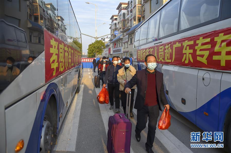 （新華全媒頭條·在習(xí)近平新時代中國特色社會主義思想指引下——新時代新作為新篇章·圖文互動）（5）同心戰(zhàn)“疫”彰顯人民至上——各地各部門貫徹落實習(xí)近平總書記重要指示精神統(tǒng)籌推進疫情防控和經(jīng)濟社會發(fā)展 