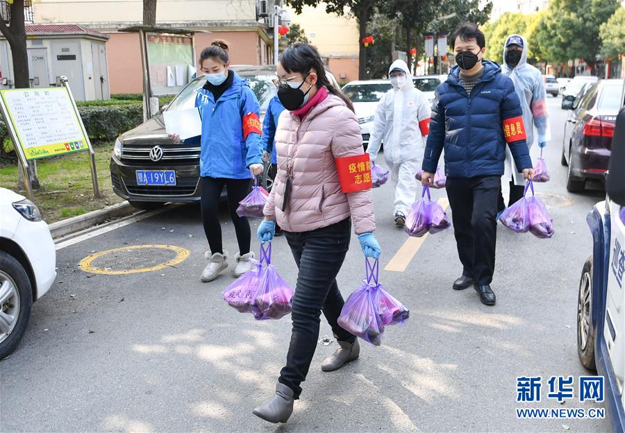 （新華全媒頭條·在習(xí)近平新時代中國特色社會主義思想指引下——新時代新作為新篇章·圖文互動）（3）同心戰(zhàn)“疫”彰顯人民至上——各地各部門貫徹落實習(xí)近平總書記重要指示精神統(tǒng)籌推進疫情防控和經(jīng)濟社會發(fā)展 