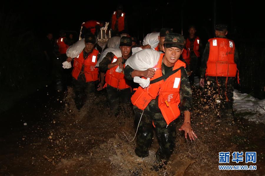 （圖文互動）（1）武警官兵持續(xù)奮戰(zhàn)多地洪澇災(zāi)害搶險(xiǎn)救援一線