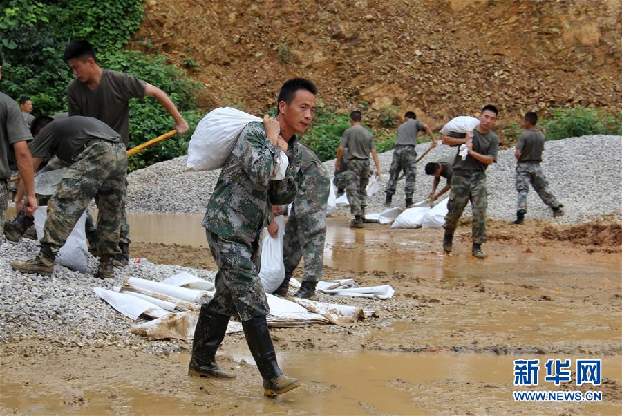 （防汛抗洪·圖文互動）（1）我們永遠是“兩不怕”精神傳人——陸軍第71集團軍200余名退伍老兵主動歸隊戰(zhàn)洪魔