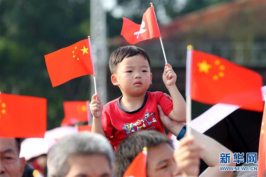 （圖文互動）（2）“我和我的祖國，一刻也不能分割”——解放軍駐香港部隊與市民共同慶祝國慶70周年見聞