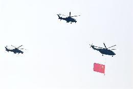 空中護(hù)旗梯隊：護(hù)衛(wèi)黨旗國旗軍旗飛過天安門廣場上空