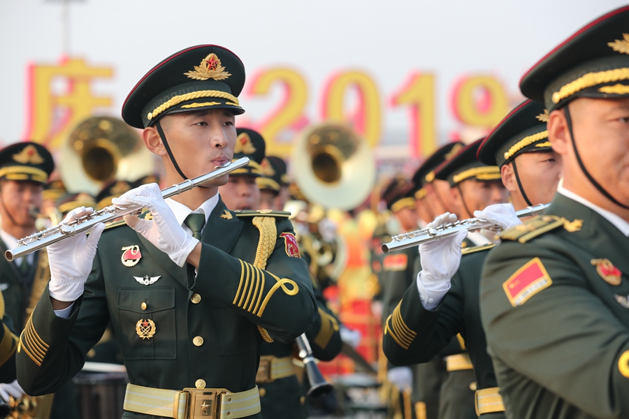 解放軍聯(lián)合軍樂團(tuán)在廣場(chǎng)就位后進(jìn)行準(zhǔn)備工作和試奏。據(jù)了解，解放軍聯(lián)合軍樂團(tuán)此次演奏是從開國大典至今歷次閱兵以來演奏曲目最多的一次，不少曲目是為此次閱兵量身打造的全新作品，此次也是歷次女演奏員最多的一次。