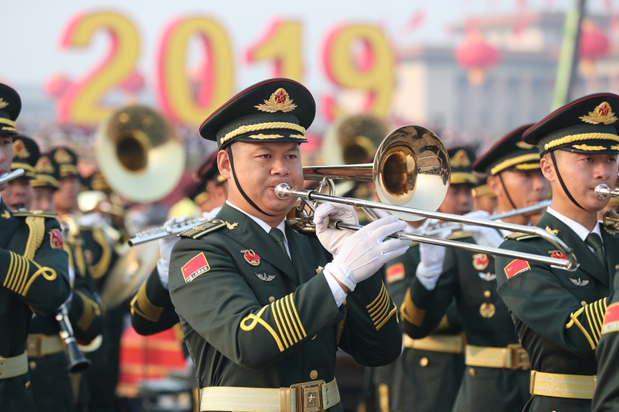 解放軍聯(lián)合軍樂團(tuán)在廣場(chǎng)就位后進(jìn)行準(zhǔn)備工作和試奏。據(jù)了解，解放軍聯(lián)合軍樂團(tuán)此次演奏是從開國大典至今歷次閱兵以來演奏曲目最多的一次，不少曲目是為此次閱兵量身打造的全新作品，此次也是歷次女演奏員最多的一次。