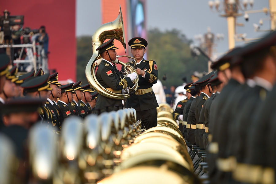 解放軍聯(lián)合軍樂團(tuán)在廣場(chǎng)就位后進(jìn)行準(zhǔn)備工作和試奏。據(jù)了解，解放軍聯(lián)合軍樂團(tuán)此次演奏是從開國大典至今歷次閱兵以來演奏曲目最多的一次，不少曲目是為此次閱兵量身打造的全新作品，此次也是歷次女演奏員最多的一次。