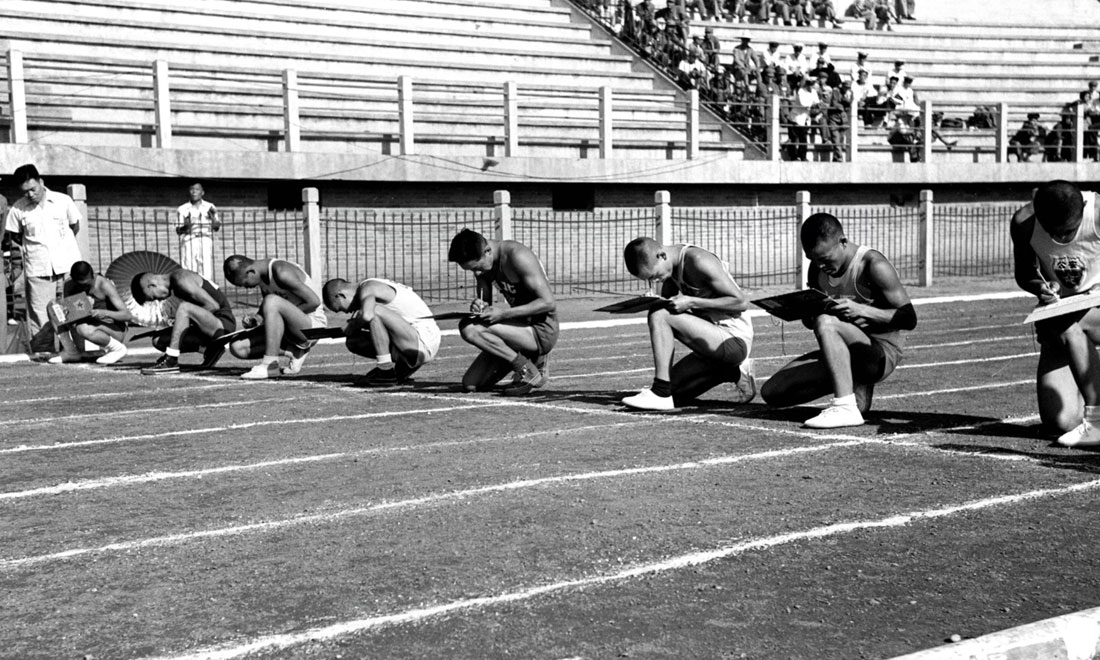 1952年8月2日，慶祝中國人民解放軍建軍25周年全軍運動會在北京舉行，運動員在進(jìn)行識字賽跑比賽。新華社記者岳國芳攝