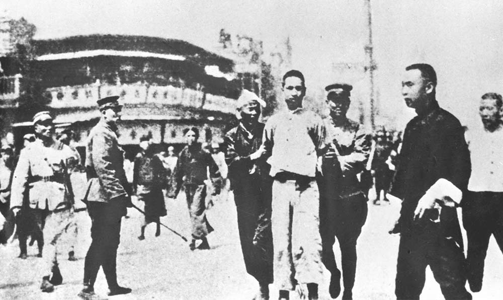 1927年4月12日 “四?一二”反革命政變，國民黨反動派捕殺大批共產(chǎn)黨員和工人、學(xué)生、群眾