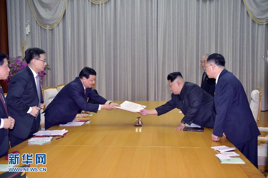 10月9日，中共中央政治局常委、中央書記處書記劉云山在平壤百花園迎賓館會見朝鮮勞動黨第一書記金正恩。這是劉云山向金正恩轉(zhuǎn)交習(xí)近平總書記的親署函。新華社記者 李濤 攝