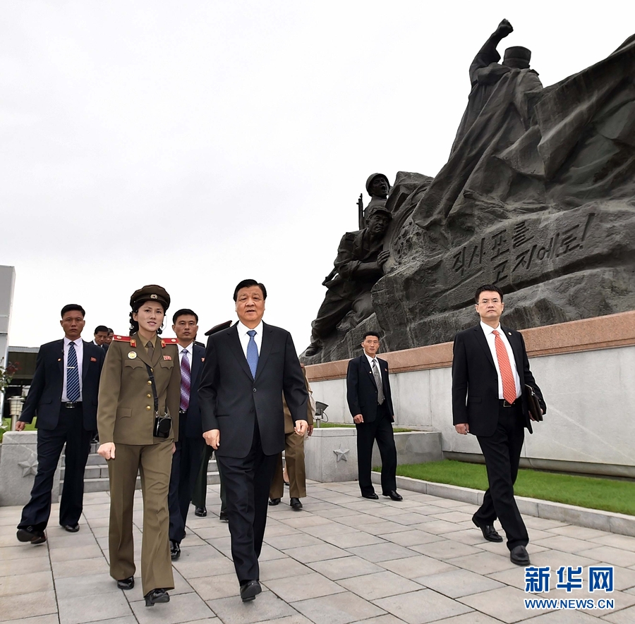 10月10日，正在朝鮮訪問的中共中央政治局常委、中央書記處書記劉云山在平壤參觀朝鮮祖國解放戰(zhàn)爭勝利紀(jì)念館。 新華社記者 李濤 攝