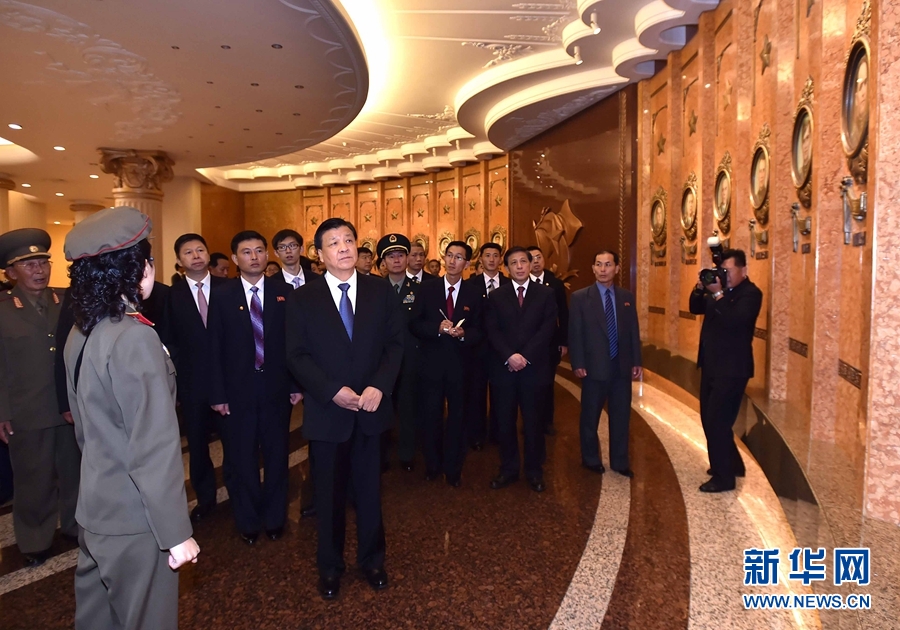 10月10日，正在朝鮮訪問的中共中央政治局常委、中央書記處書記劉云山在平壤參觀朝鮮祖國解放戰(zhàn)爭勝利紀(jì)念館。 新華社記者 李濤 攝