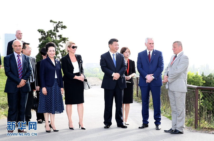 6月17日，中國國家主席習近平和夫人彭麗媛在塞爾維亞總統尼科利奇夫婦陪同下參觀具有悠久歷史的貝爾格萊德卡萊梅格丹公園。 新華社記者 馬占成 攝