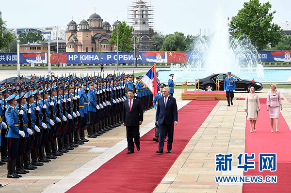 6月18日，國家主席習(xí)近平出席塞爾維亞總統(tǒng)尼科利奇在貝爾格萊德舉行的隆重歡迎儀式。 新華社記者饒愛民攝