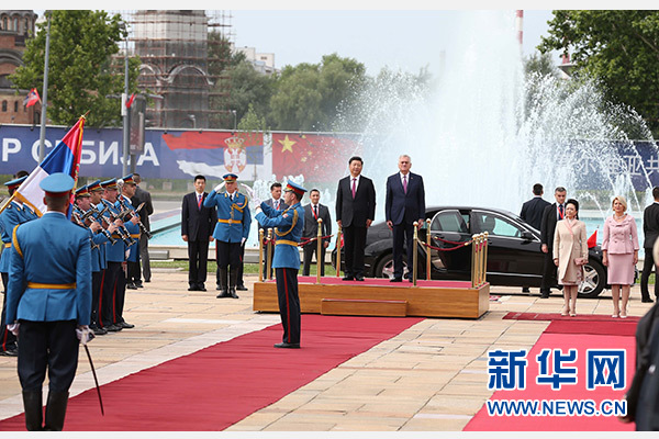  6月18日，國家主席習(xí)近平出席塞爾維亞總統(tǒng)尼科利奇在貝爾格萊德舉行的隆重歡迎儀式。 新華社記者馬占成攝