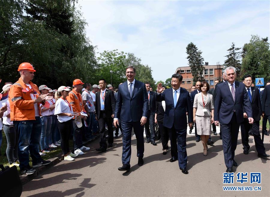 6月19日上午，國家主席習(xí)近平在貝爾格萊德參觀河鋼集團塞爾維亞斯梅代雷沃鋼廠。習(xí)近平抵達時，塞爾維亞總統(tǒng)尼科利奇、總理武契奇在停車處熱情迎接。鋼廠工人和家屬、當(dāng)?shù)厥忻駭?shù)千人夾道歡迎。新華社記者 饒愛民 攝