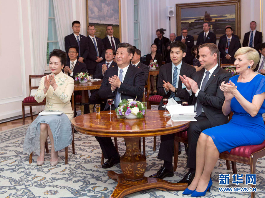 6月19日，國家主席習(xí)近平和夫人彭麗媛下午抵達(dá)波蘭首都華沙，當(dāng)晚即應(yīng)邀來到貝爾維德宮做客。這是習(xí)近平和彭麗媛同杜達(dá)夫婦共同欣賞波蘭馬佐夫舍民族歌舞團(tuán)的精彩演出。新華社記者 謝環(huán)馳 攝 