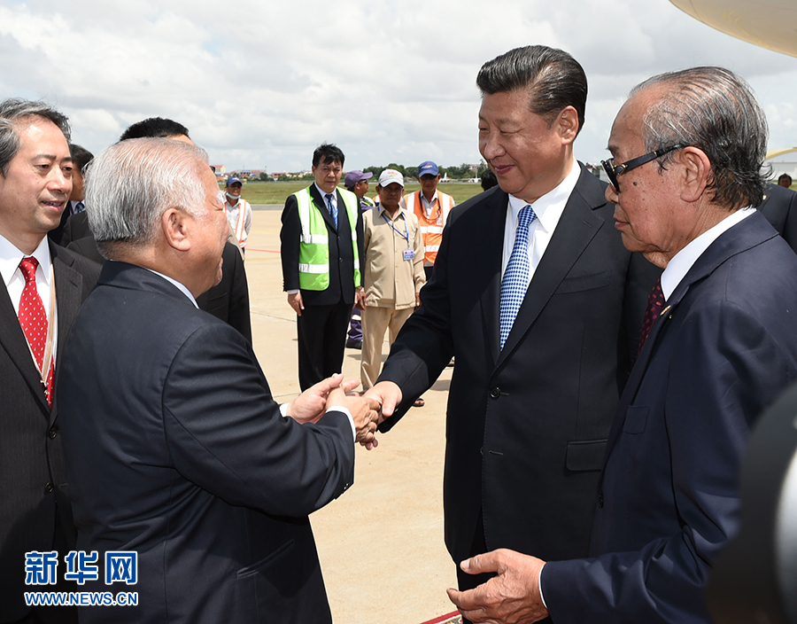 10月13日，國家主席習(xí)近平乘專機(jī)抵達(dá)金邊國際機(jī)場，開始對柬埔寨王國進(jìn)行國事訪問。柬埔寨副首相兼王宮事務(wù)大臣貢桑奧親王和夏卡朋親王、阿倫公主等在舷梯旁熱情迎接習(xí)近平主席。新華社記者　謝環(huán)馳　攝