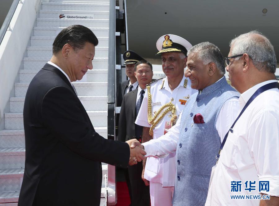 10月15日，國家主席習近平抵達印度果阿，應(yīng)印度總理莫迪邀請，出席金磚國家領(lǐng)導人第八次會晤。 新華社記者蘭紅光攝 