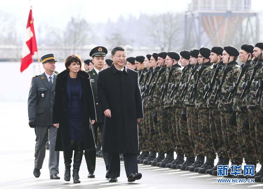 1月15日，國家主席習(xí)近平乘專機(jī)抵達(dá)蘇黎世，開始對瑞士聯(lián)邦進(jìn)行國事訪問。 這是習(xí)近平在瑞士聯(lián)邦主席洛伊特哈德陪同下檢閱儀仗隊(duì)。新華社記者 蘭紅光 攝