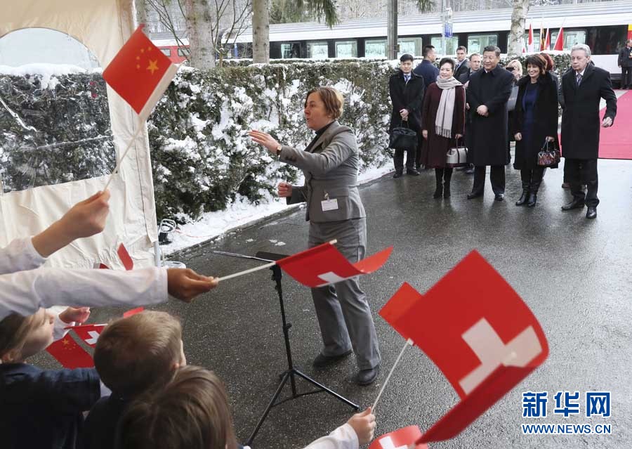 這是習(xí)近平和夫人彭麗媛在伯爾尼克爾薩茨火車站觀看瑞士童聲合唱團(tuán)表演。 新華社記者 蘭紅光 攝