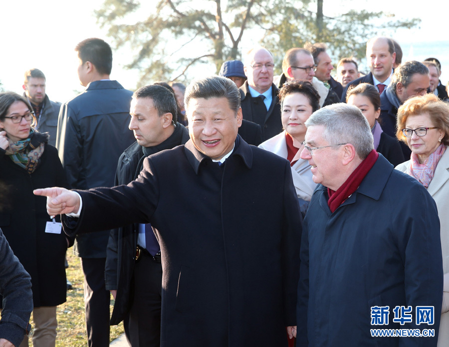 1月18日，國(guó)家主席習(xí)近平在瑞士洛桑國(guó)際奧林匹克博物館會(huì)見國(guó)際奧林匹克委員會(huì)主席巴赫。這是會(huì)見后，習(xí)近平和夫人彭麗媛在巴赫主席夫婦陪同下，參觀國(guó)際奧林匹克博物館。新華社記者 姚大偉 攝